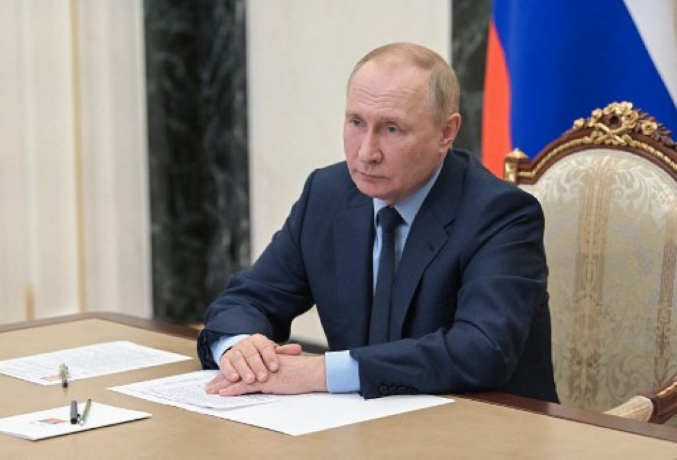 El presidente ruso, Vladimir Putin, asiste a una reunión a través de una teleconferencia, este lunes.