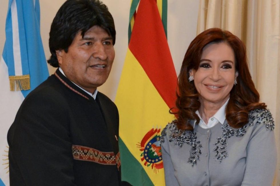 Evo Morales cuando estaba al mando del país junto a la actual vicepresidenta de Argentina, Cristina Kirchner.