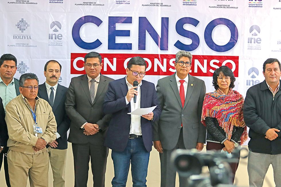 CONCLUSIONES. Al final de la reunión que duró más de cuatro horas, el ministro de Planificación ofreció una conferencia de prensa.