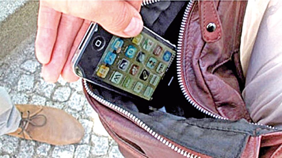 ADVERTENCIA. Los ladrones esperan el mínimmo descuido de sus víctimas para robar celulares.
