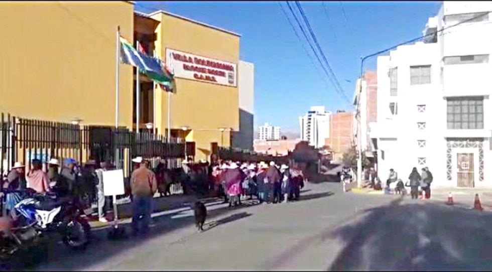 MOVILIZACIÓN. Padres de familia de la escuela 9 de Marzo protestaron ayer en la Villa Bolivariana.