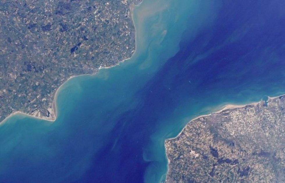 El canal de la Mancha se encuentra ubicado en el Océano Atlántico, entre el sur de Inglaterra y el norte de Francia.