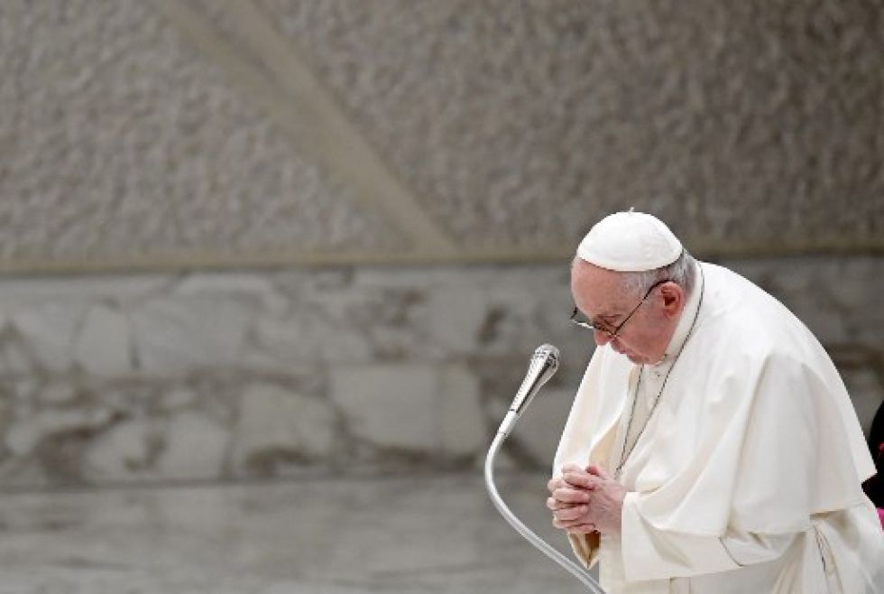 El papa Francisco reza durante la audiencia general semanal en el Aula Pablo VI del Vaticano, este miércoles.