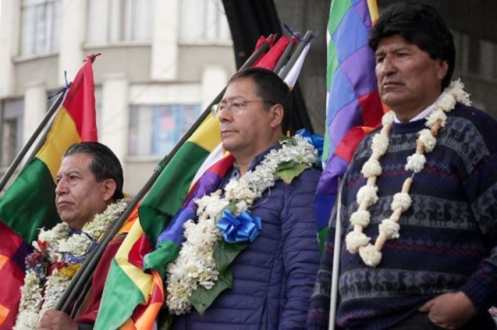 El presidente Luis Arce (c), el vicepresidente David Choquehuanca (i) y el expresidente Evo Morales.