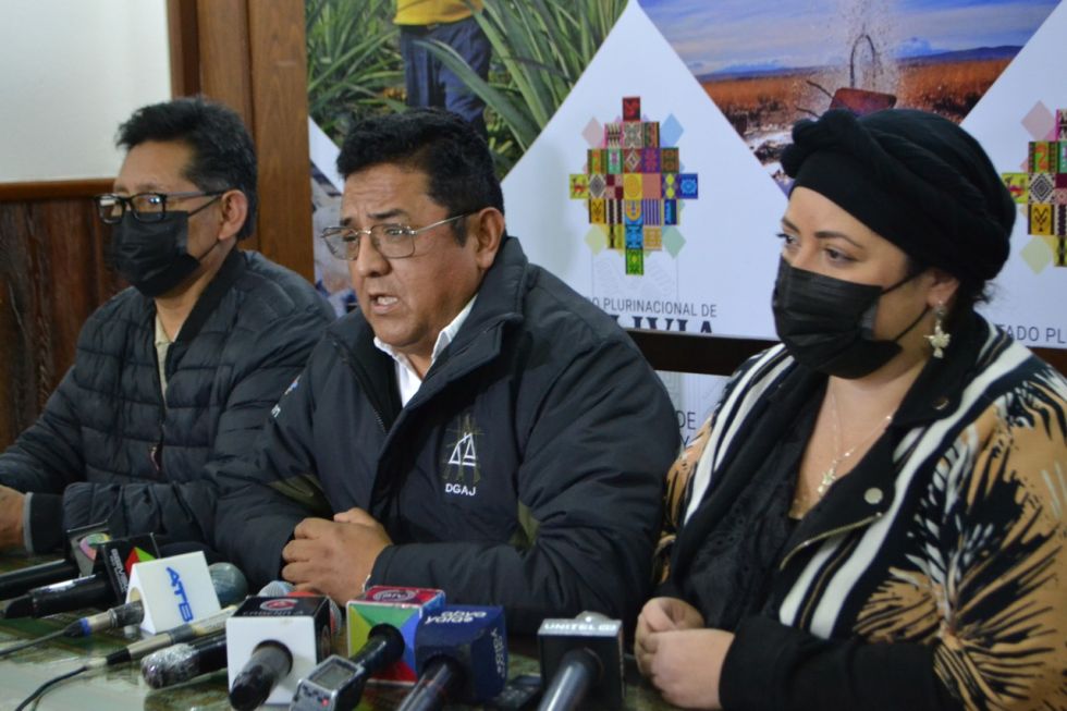 Ministros de Estado en una conferencia de prensa sobre el conflicto cocalero.