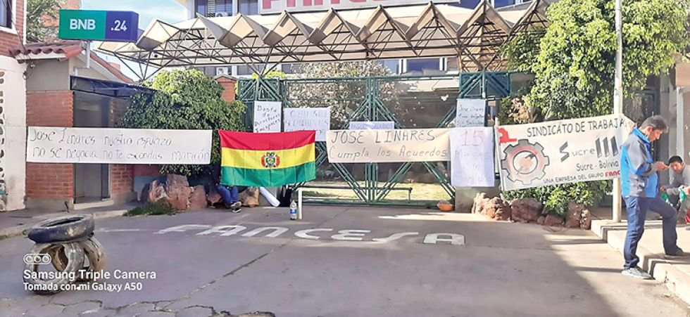 PROTESTA. Así se manifestaron ayer los trabajadores de Sucremet en las oficinas de Fancesa.