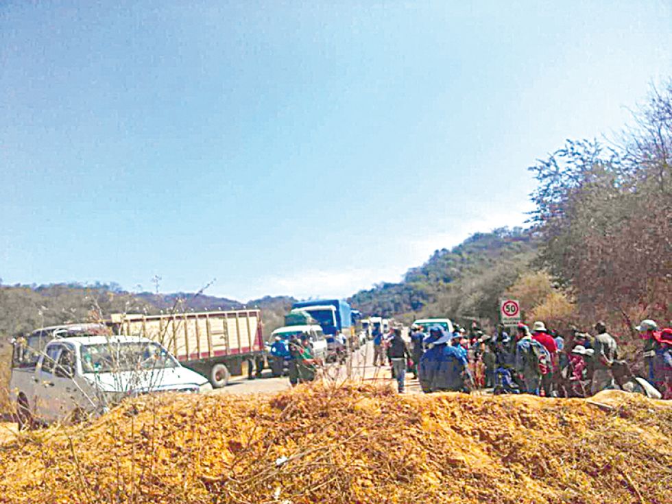 PROTESA. El bloqueo de los campesinos en Muyupampa contra la elección en Huacaya.