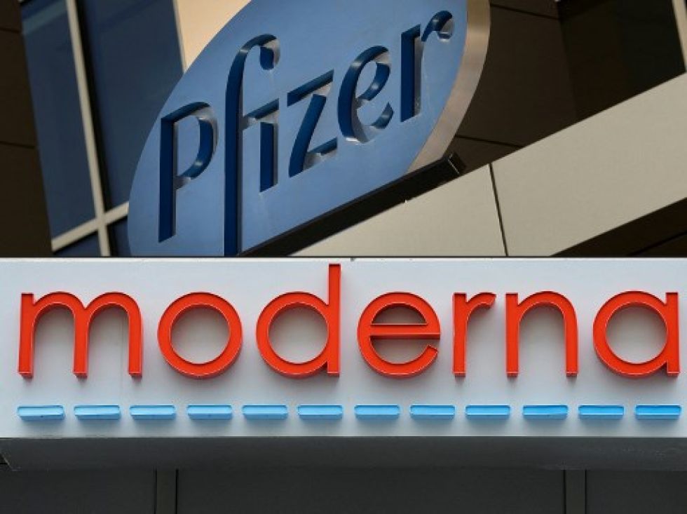 Letrero de Pfizer en un edificio en Cambridge, Massachusetts, y la sede de Moderna en Cambridge.