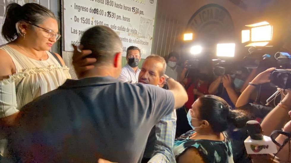 El gobernador Luis Fernando Camacho abraza a Zvonko Matkovic, presidente de la Asamblea cruceña.