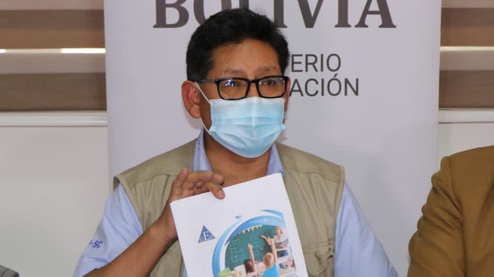 El ministro de Educación, Edgar Pary, brindó el viernes una conferencia de prensa.