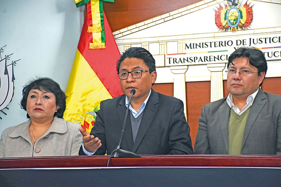 REFORMA. El ministro de Justicia, Iván Lima, en una conferencia de prensa el viernes en La Paz.