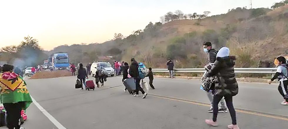 PROTESTA. Uno de los puntos de bloqueo de caminos de los campesinos en Monteagudo.