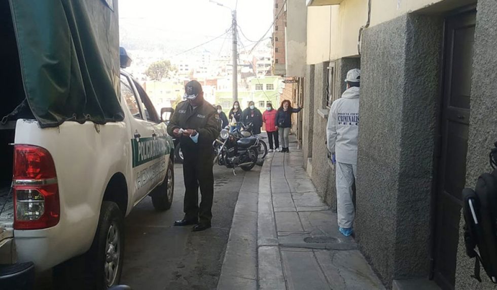 DOLOR. La Fiscalía y la Policía realizaron el levantamiento legal de los dos cadáveres en medio de la consternación de familiares y vecinos.
