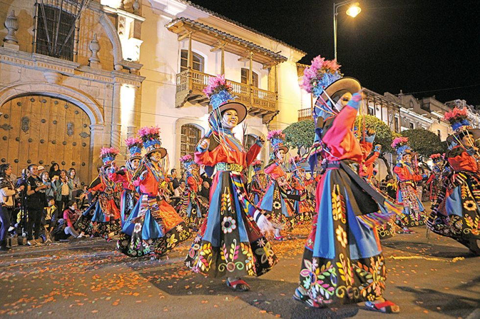 COVID-19. Exigen como requisito a los bailarines estar inmunizados hasta la tercera dosis.