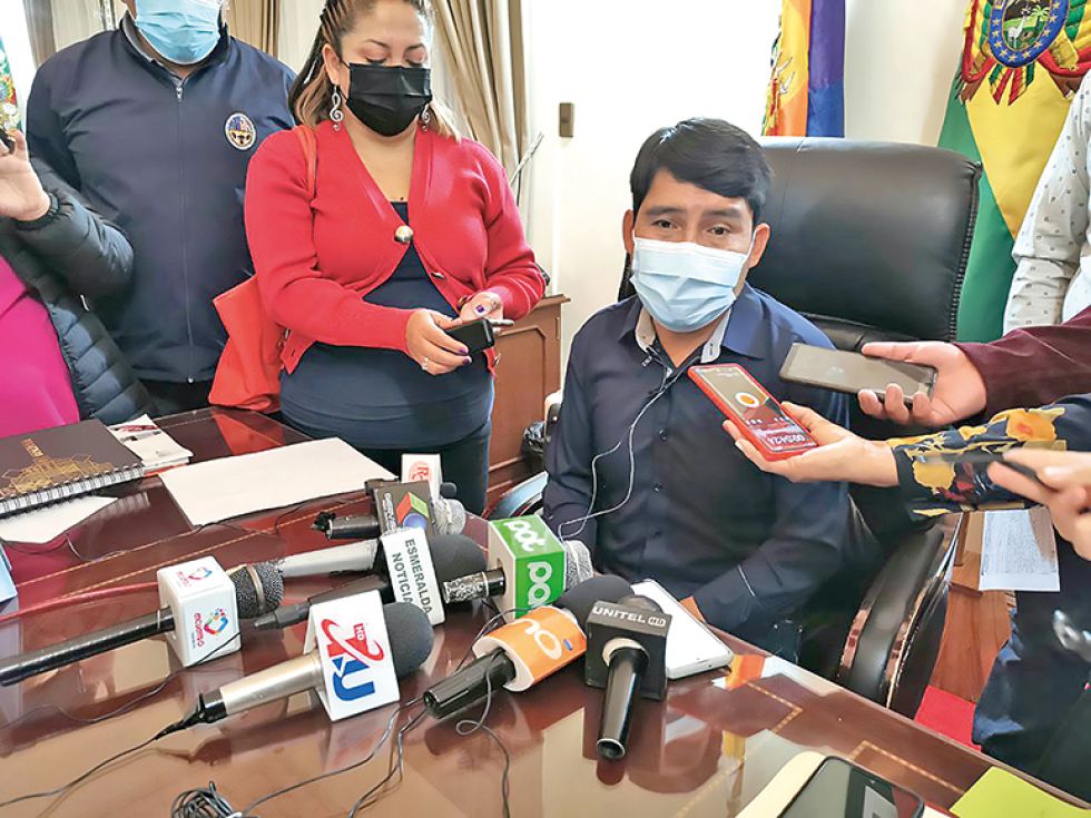 AUTORIDAD. El gobernador Damián Condori, ayer, en una rueda de prensa en su despacho.