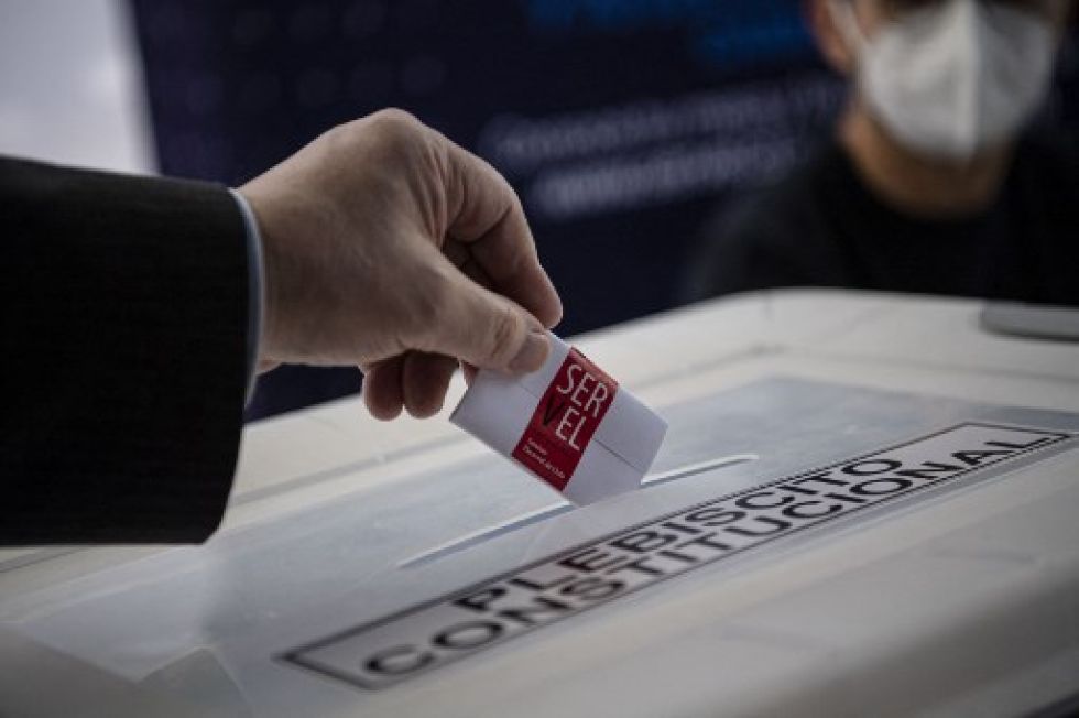 El Servicio Electoral muestra cómo emitir un voto en un colegio electoral.