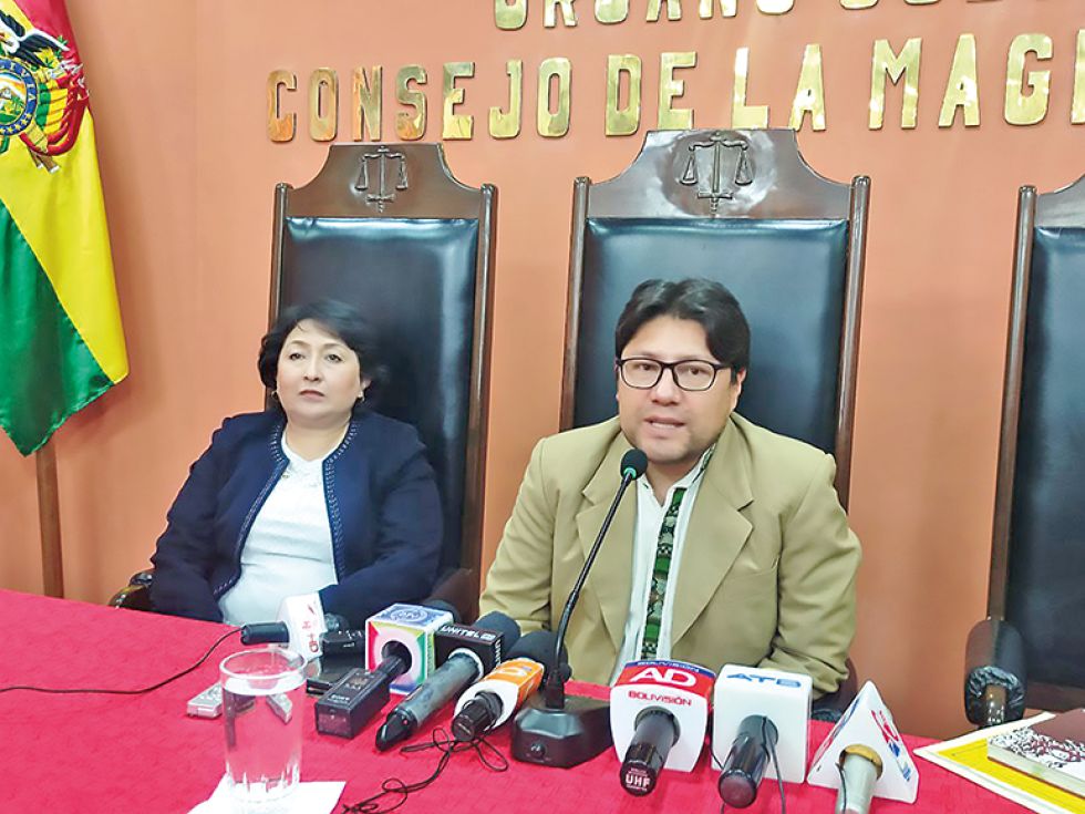 CONFERENCIA. La decana, Mirtha Meneses, y el presidente del Consejo Marvin Molina.