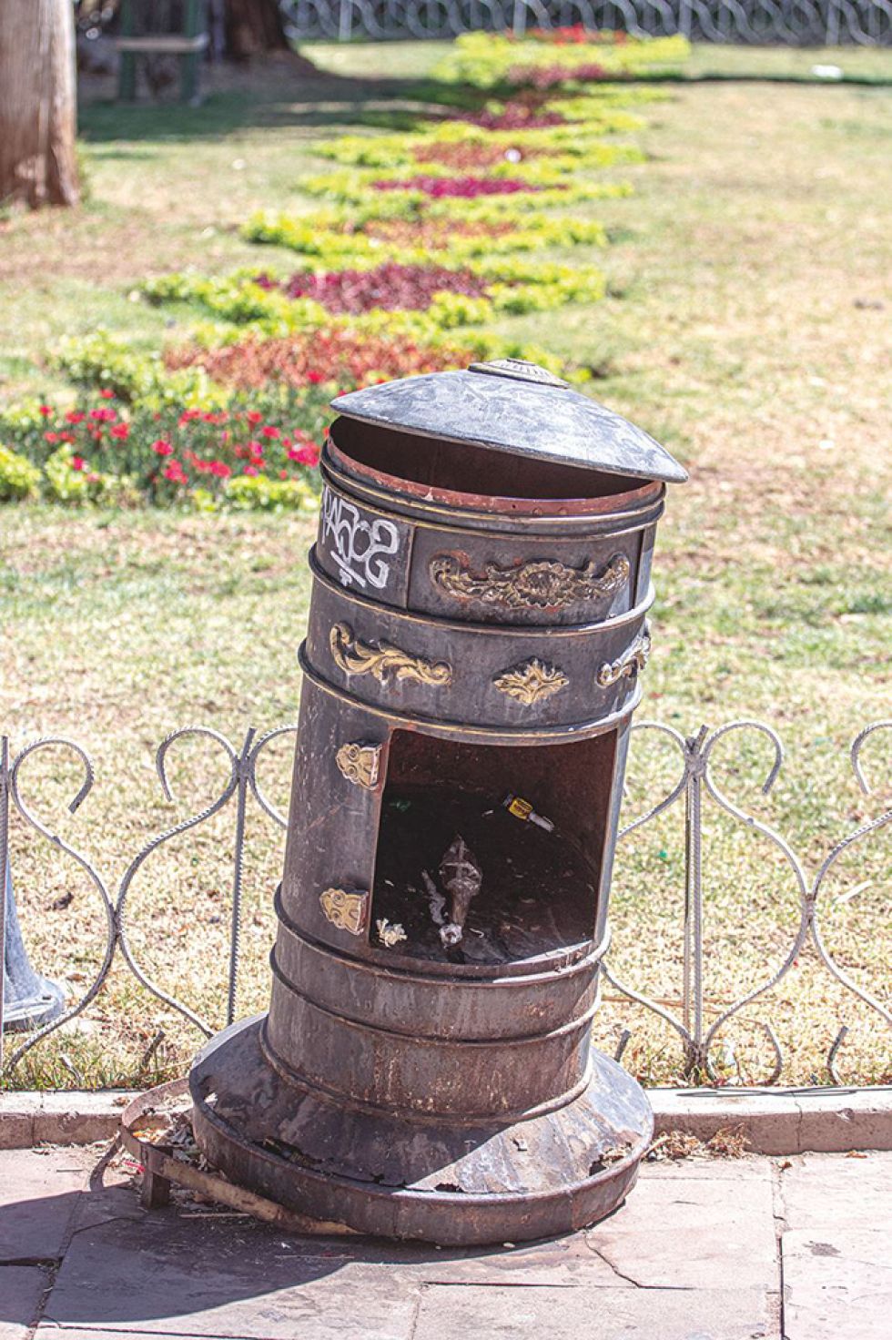 BASUREROS. Así están buena parte de los depósitos y algunos monumentos del parque.