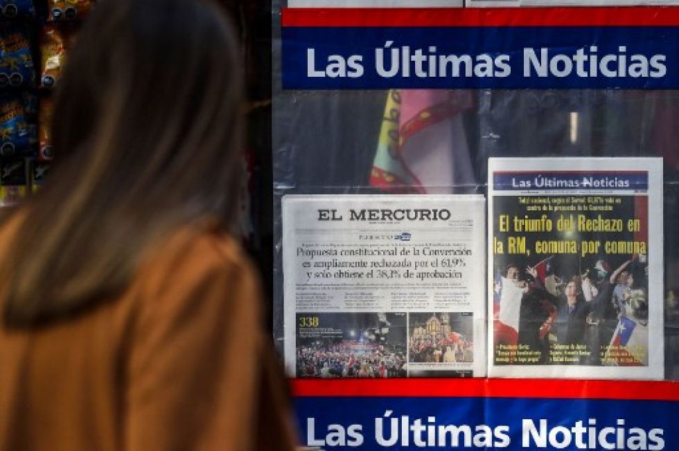Portadas de periódicos que muestran la victoria del rechazo a una nueva Constitución un día después del referéndum en Chile.