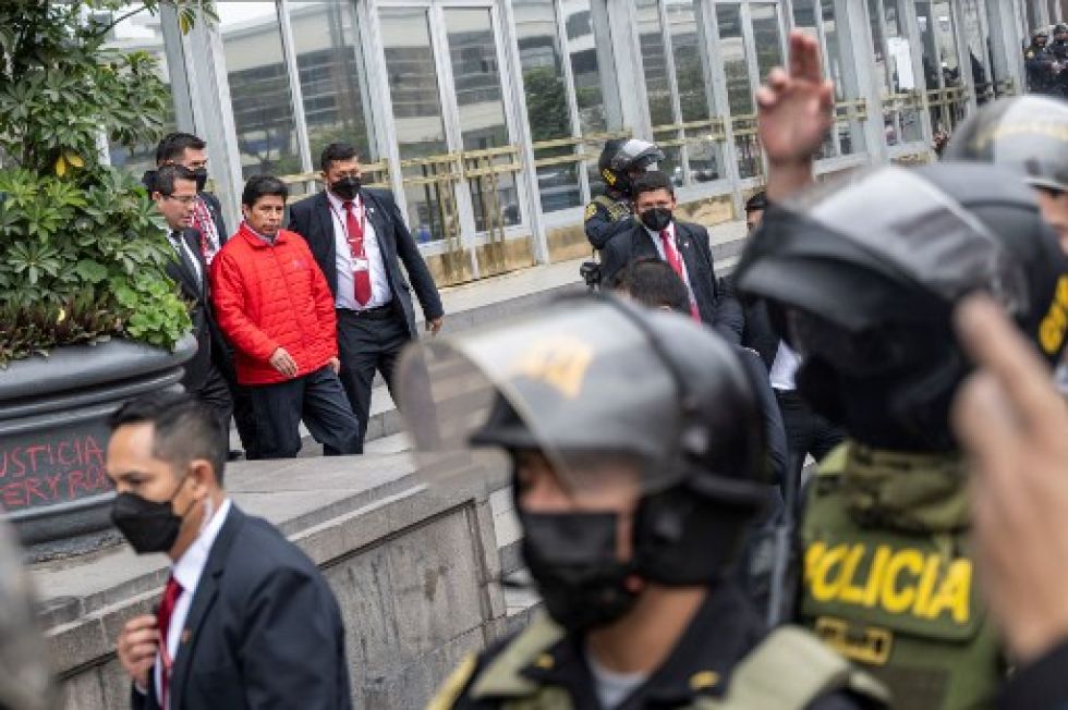 El presidente de Perú, Pedro Castillo (de rojo), sale del edificio de la oficina del Fiscal en Lima, este lunes.
