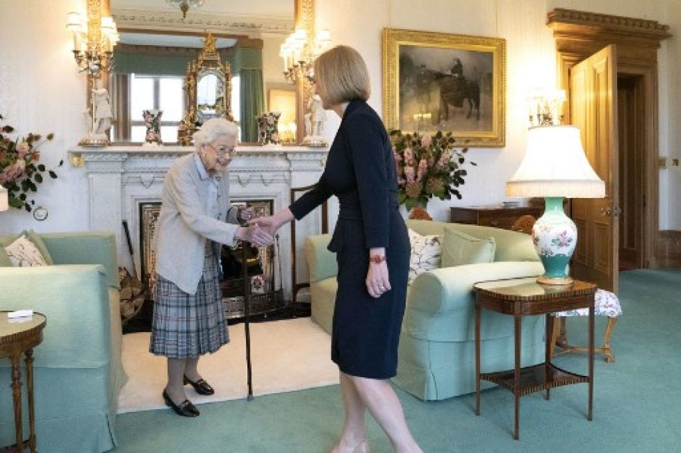 La reina Isabel II de Gran Bretaña y la nueva líder del Partido Conservador y la primera ministra electa de Gran Bretaña, Liz Truss.
