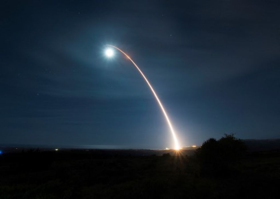 El misil balístico intercontinental Minuteman III desarmado cuando se lanzó durante una prueba de desarrollo en febrero de 2020.