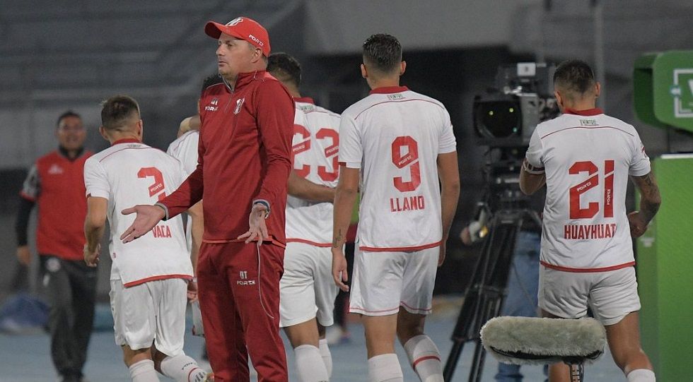 El director técnico de Independiente, Marcelo Robledo, y de fondo el festejo de los jugadores de la "U" de Vinto.