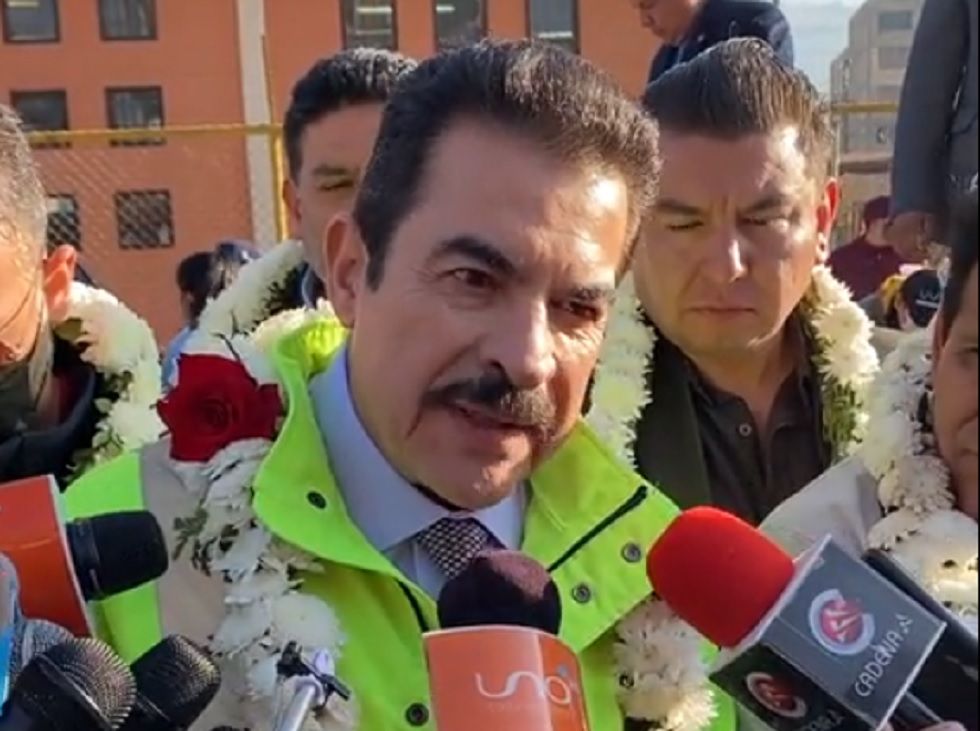El alcalde de Cochabamba, Manfred Reyes Villa, en contacto con la prensa local este miércoles.