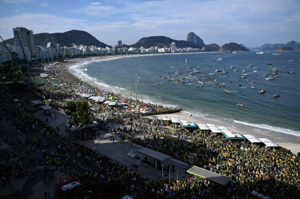 Partidarios del presidente brasileño Jair Bolsonaro se reúnen durante la celebración del 200 aniversario de la independencia de Brasil, en Copacabana.