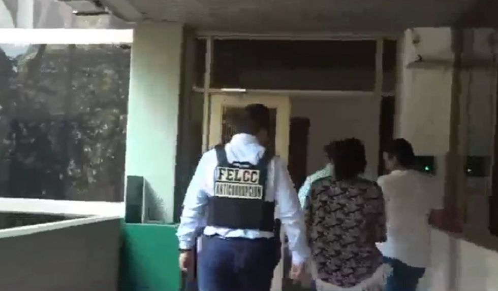 El ingreso de efectivos de la Policía a oficinas de la Gobernación de Santa Cruz.