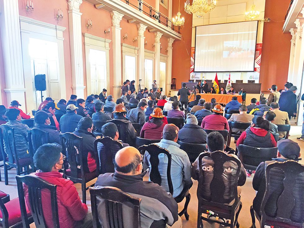 CHUQUISACA. La reunión convocada por la Gobernación, en el Salón de Convenciones.