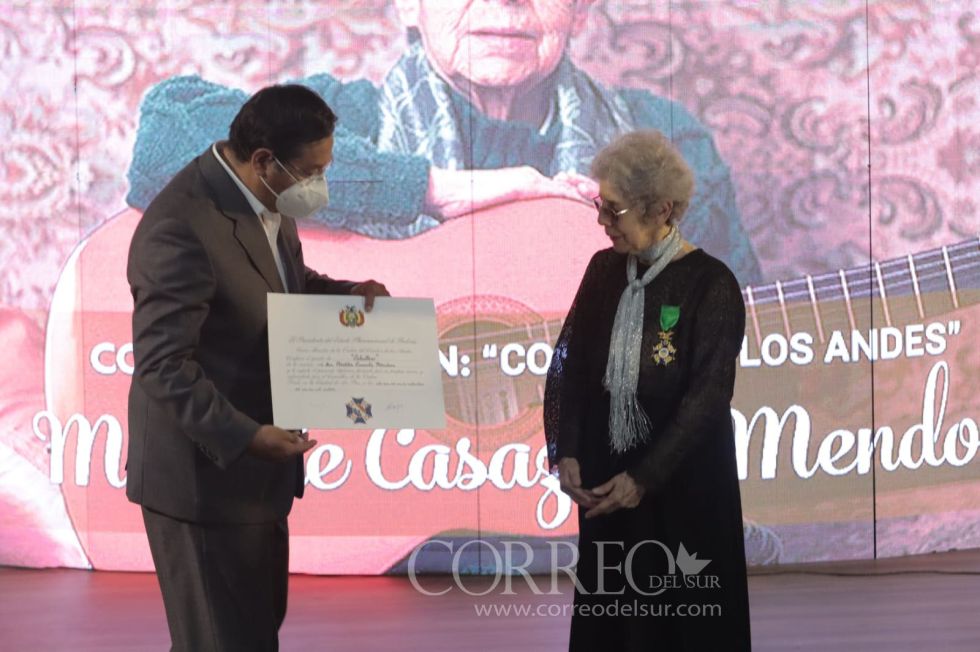 Matilde Casazola recibe el reconocimiento por parte del presidente Luis Arce.