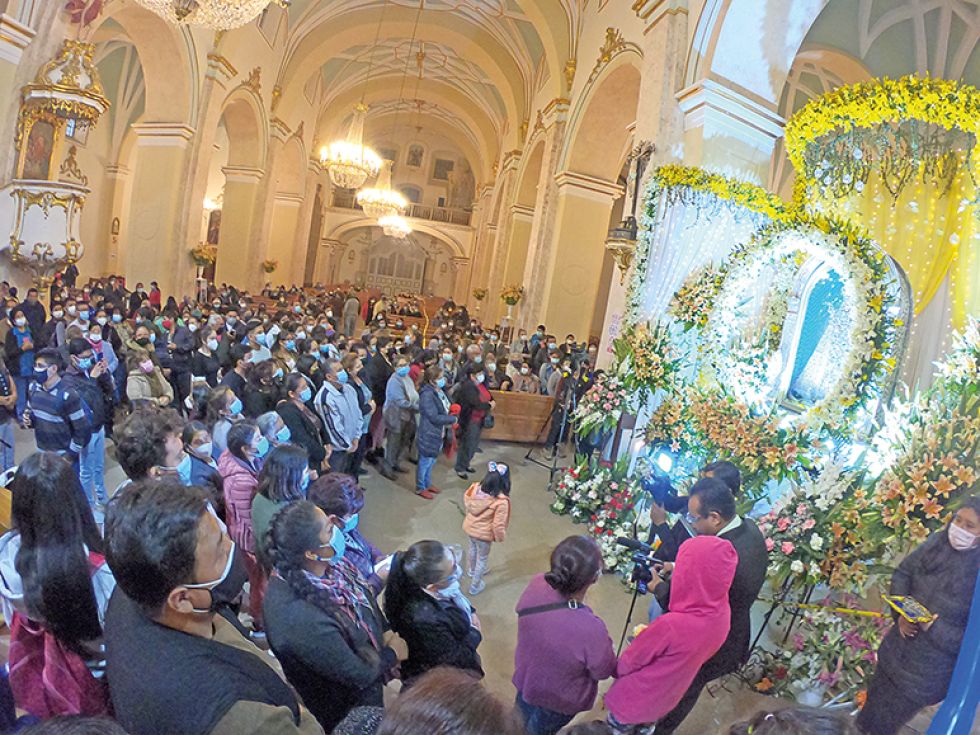 FESTEJOS. Cientos de ciudadanos se congregan en torno a la imagen de la Virgen de Guadalupe.