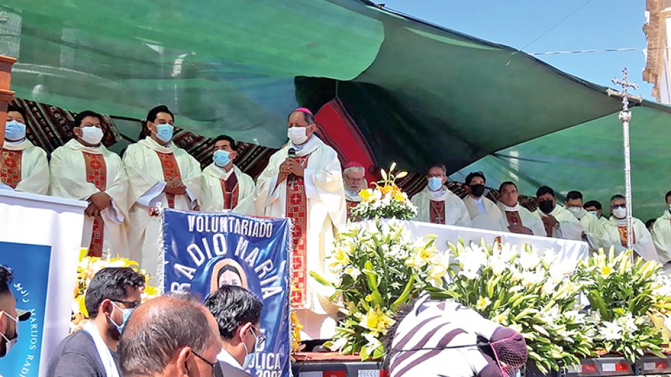 IMPONENTE. Así transcurrió la multitudinaria procesión de la imagen de la Virgen de Guadalupe que fue llevada en hombros por fieles católicos ayer, en el día de su natividad.