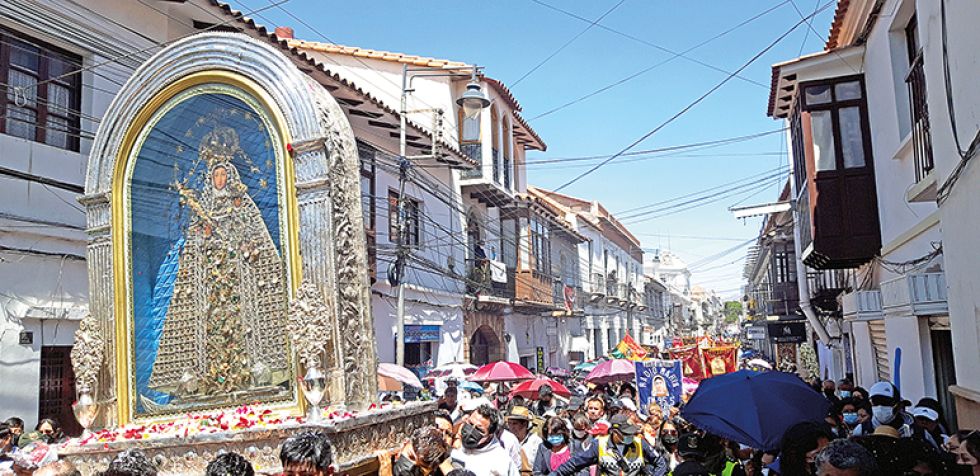 IMPONENTE. Así transcurrió la multitudinaria procesión de la imagen de la Virgen de Guadalupe que fue llevada en hombros por fieles católicos ayer, en el día de su natividad.