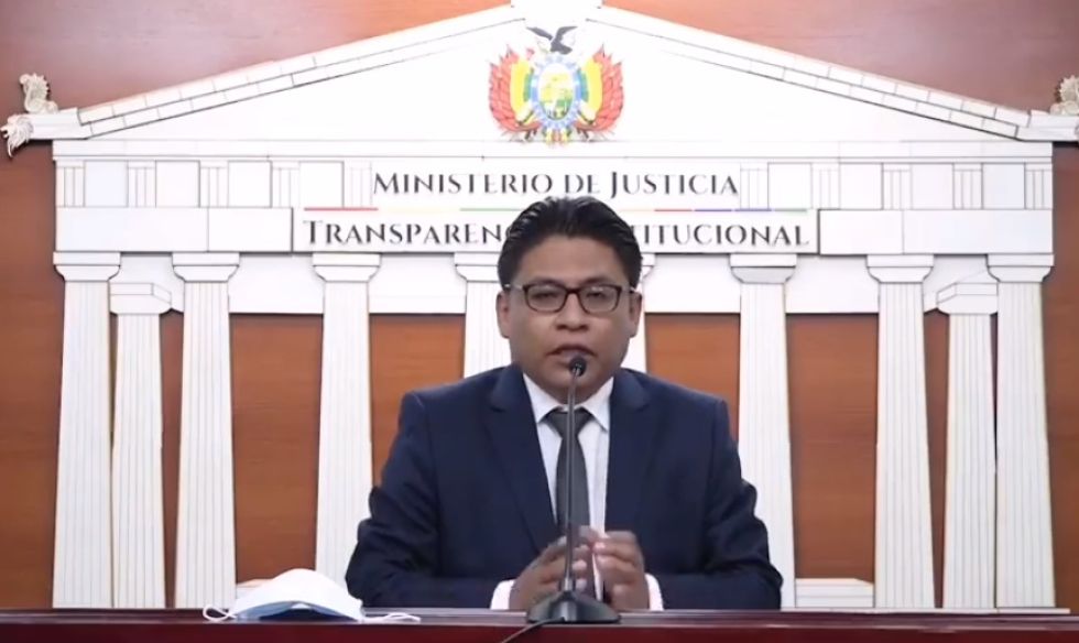 El ministro Iván Lima en una conferencia de prensa.