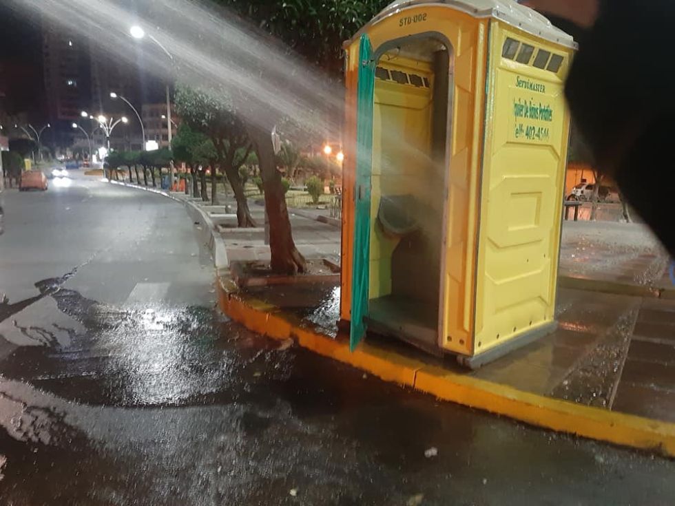 Un baño químico instalado en la avenida Jaime Mendoza.