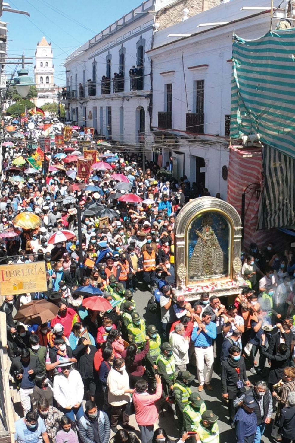 IMPONENTE. Así transcurrió la multitudinaria procesión de la imagen de la Virgen de Guadalupe que fue llevada en hombros por fieles católicos ayer, en el día de su natividad.