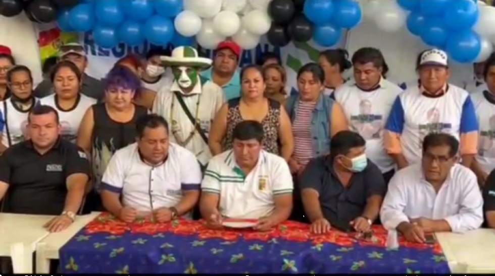 El bloque urbano del MAS en Santa Cruz, durante su conferencia de prensa. 