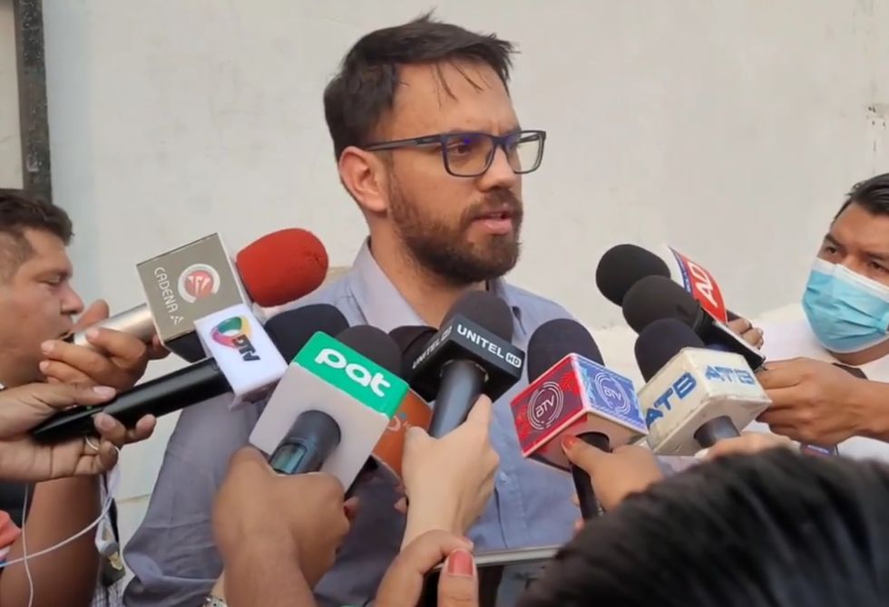 El Ministro de Gobierno en entrevista con la prensa cruceña.