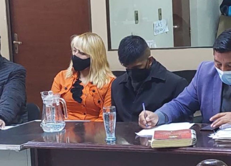 Álvaro Salinas (i) y Luz Peralta frente al tribunal de sentencia. años.