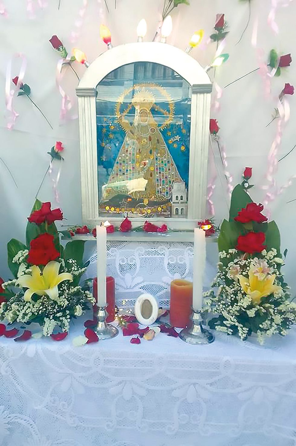 IMPONENTE. Así transcurrió la multitudinaria procesión de la imagen de la Virgen de Guadalupe que fue llevada en hombros por fieles católicos ayer, en el día de su natividad.