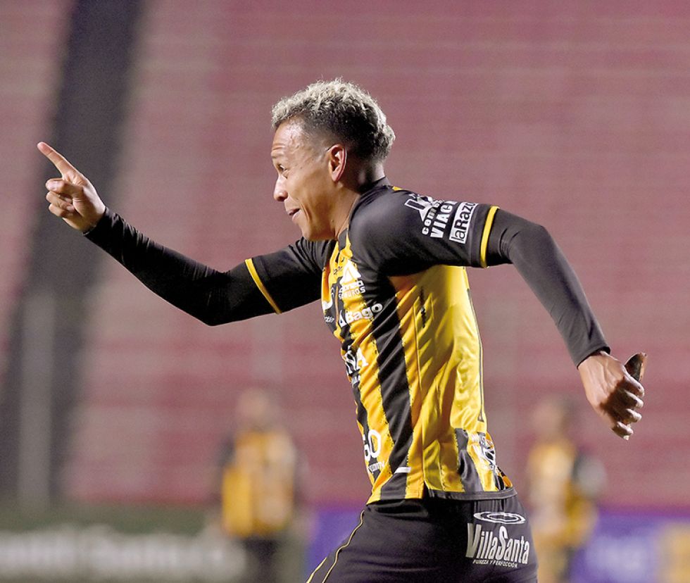 Jair Reinoso abrió el camino del triunfo al anotar de penal el 1-0.
