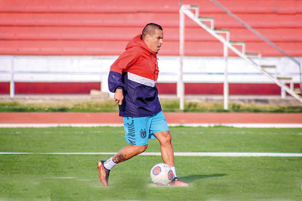 Marcos Ovejero, delantero de Universitario, domina el balón. 