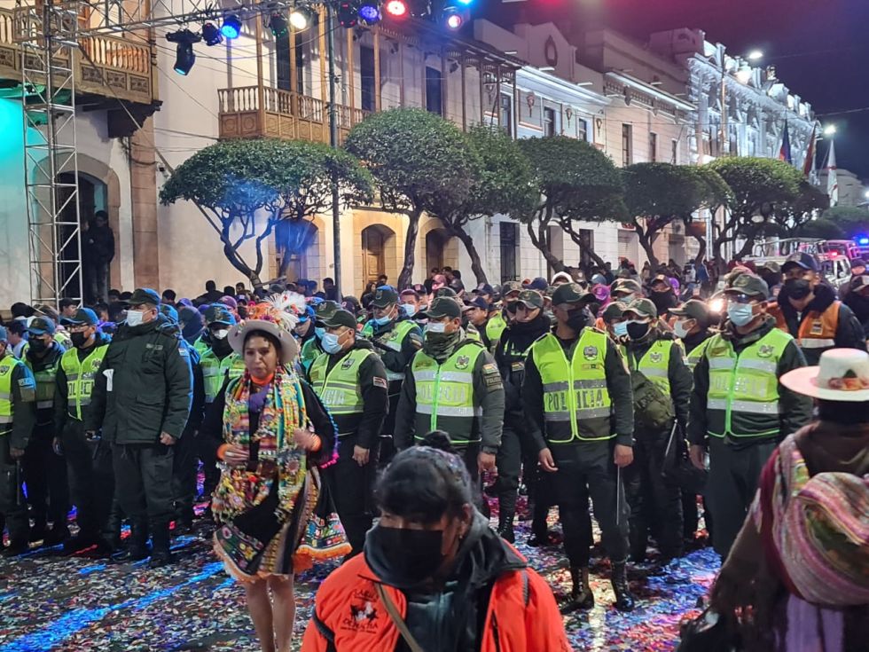 La Policía y los guardias municipales cerraron la Entrada Folclórica de Guadalupe tras el paso del último grupo.