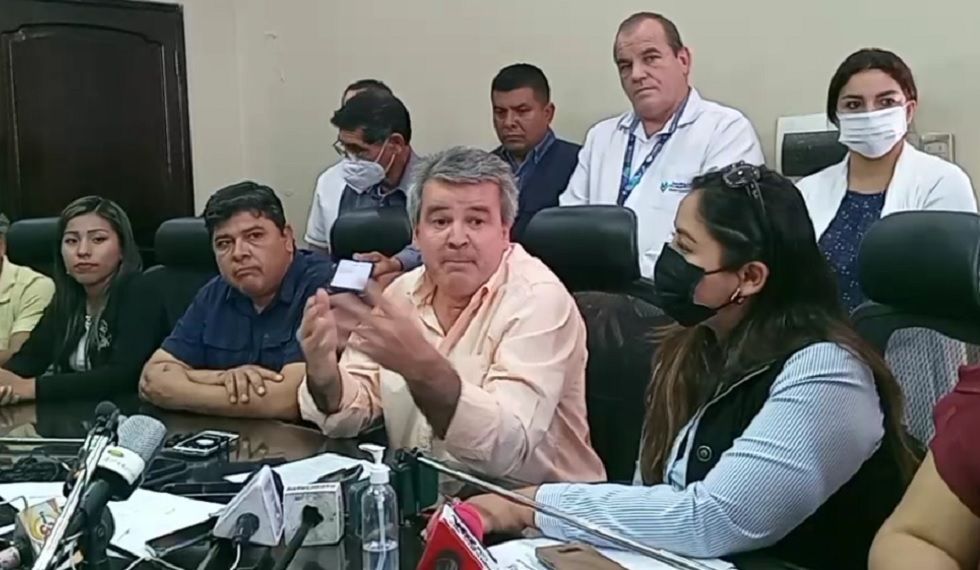 El alcalde de Yacuiba, Carlos Bru, brindó este lunes una conferencia de prensa.