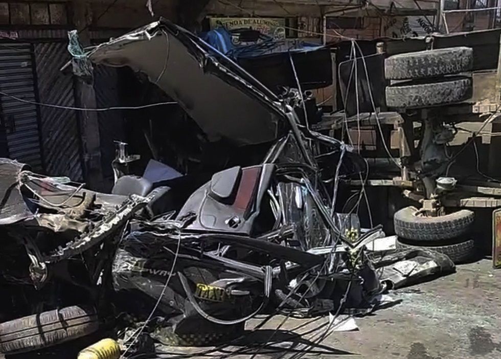 Destrozado. Así quedó uno de los vehículos afectados por el choque del camión, que terminó volcado.