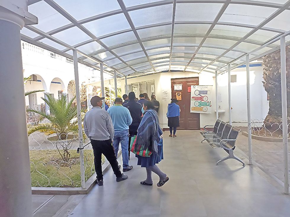 TURNOS. Pacientes a la espera de una ficha para la atención en consulta externa.