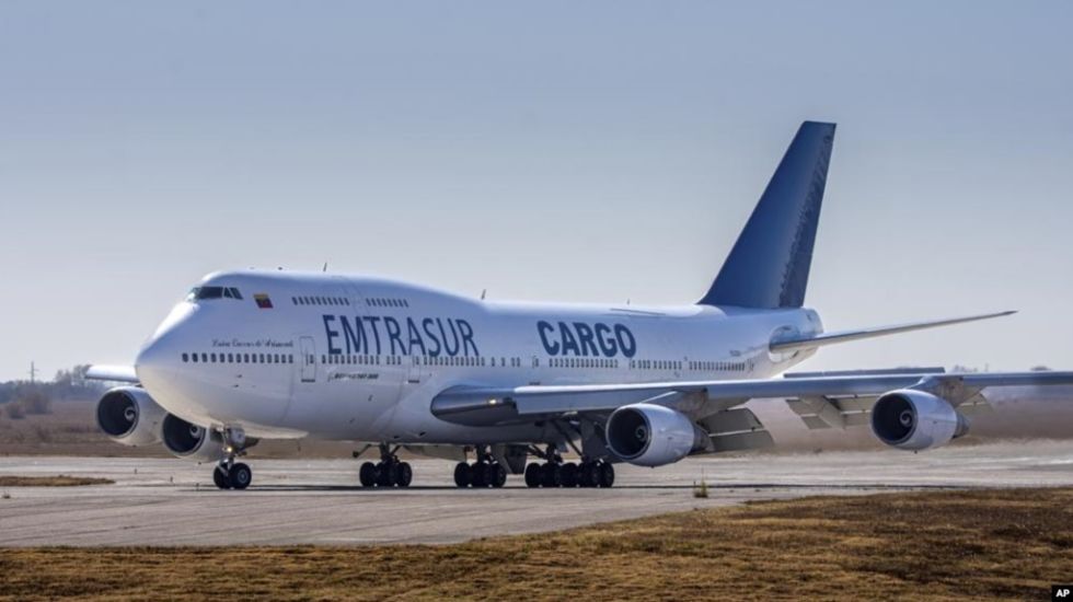 El Boeing 747, operado por la línea de carga estatal Emtrasur de Venezuela, después de aterrizar en el aeropuerto Ambrosio Taravella en Córdoba, el 6 de junio de 2022.