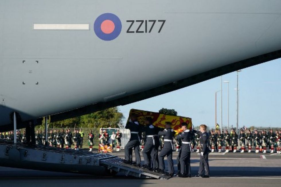 Los portadores del féretro del Queen's Color Squadron de la Royal Air Force (RAF) llevan el ataúd de la reina Isabel II en el aeropuerto de Edimburgo.